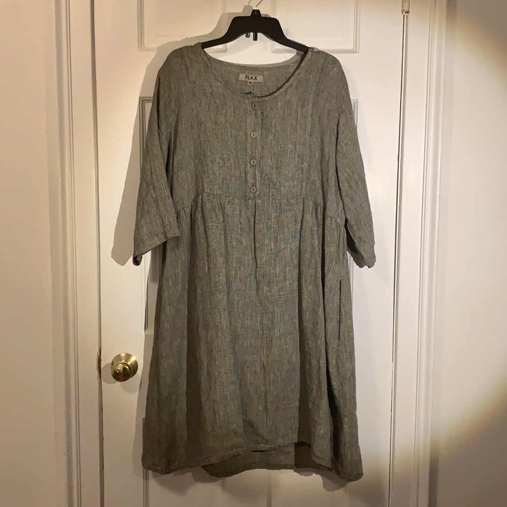 Sweet and cute 3/4 sleeve dress. Calf length.